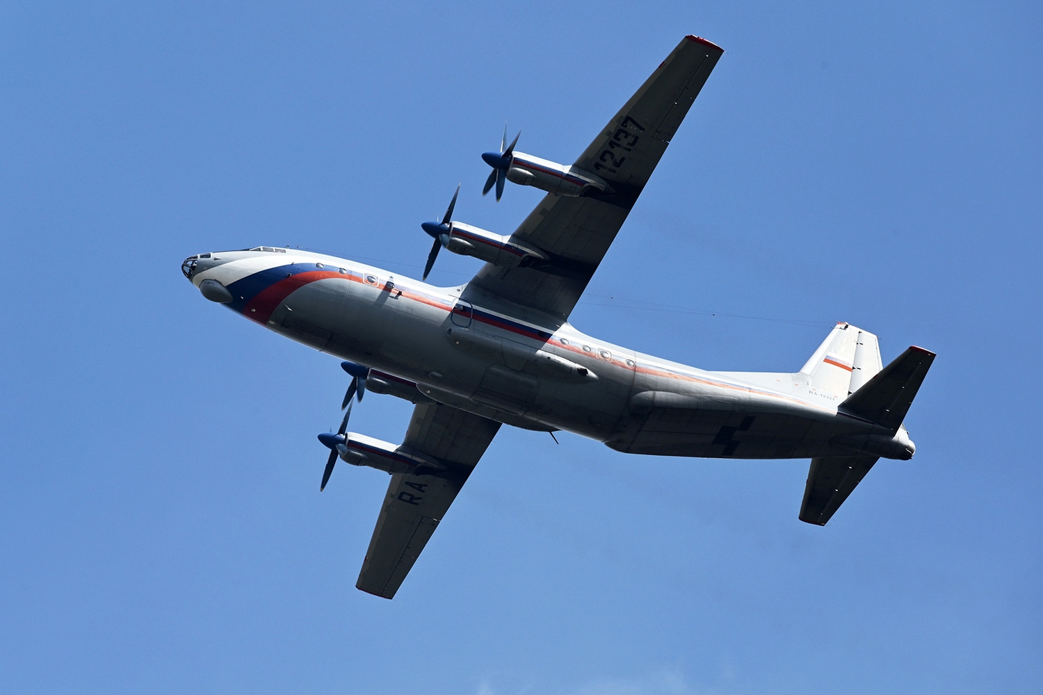 112: военно-транспортный самолет Ан-12 готовится к аварийной посадке в Хурбе