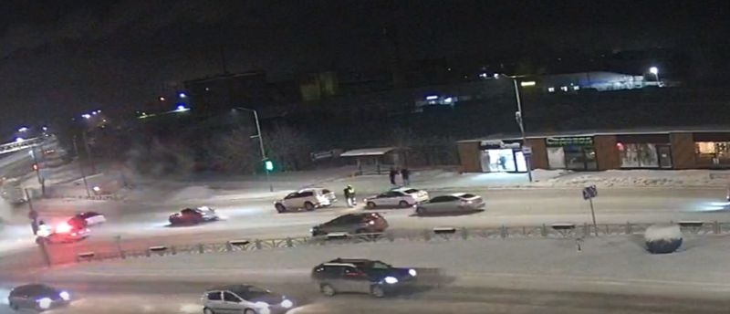 Прохожий стоял на остановке и бросился под машину. Видео