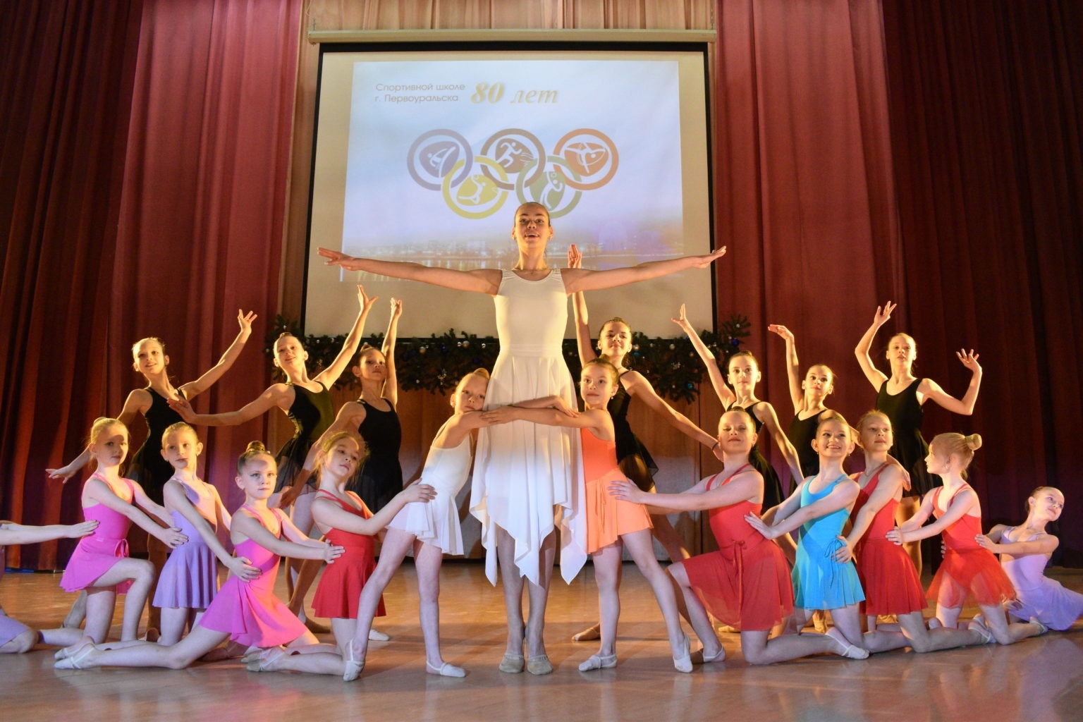 Спортивная школа отметила 80-летие праздничным концертом