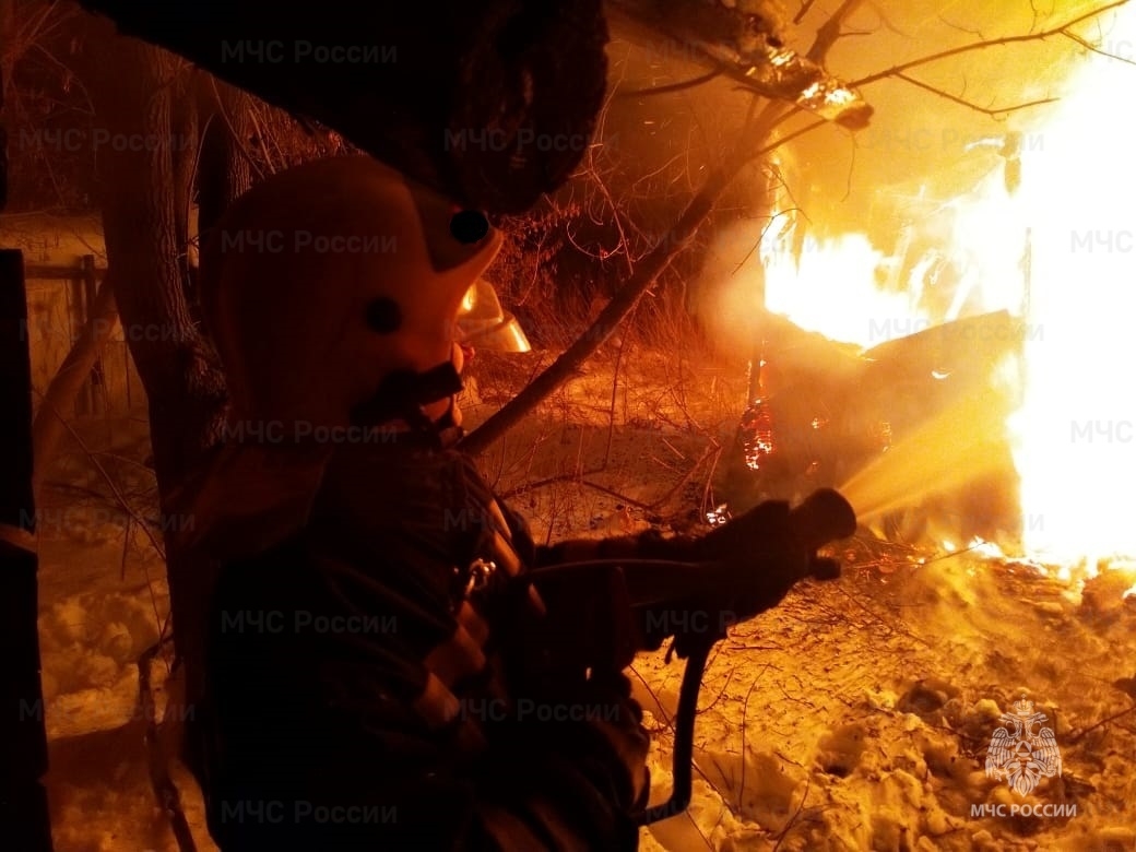 В коттеджном посёлке горел жилой дом. Видео