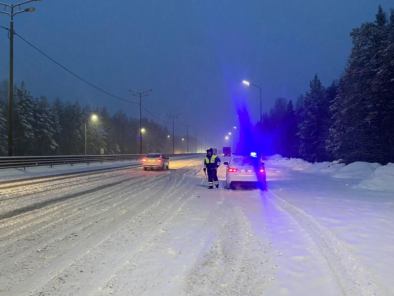 Состояние проезжей части на федеральной дороге заснеженное