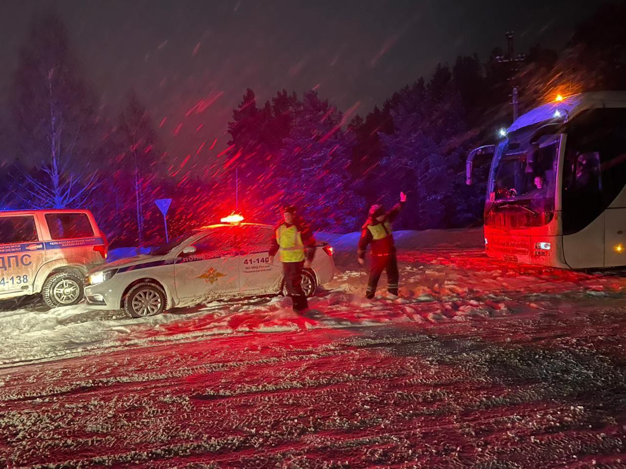 Сотрудники ГИБДД помогли детям, оказавшимся в заторе на трассе в ночное время