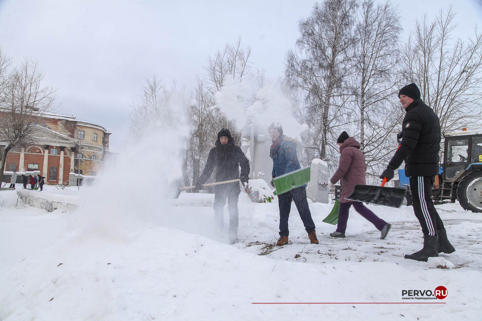 Мемориальный комплекс в Билимбае был очищен школьниками | 15.12.2023 |  Первоуральск - БезФормата