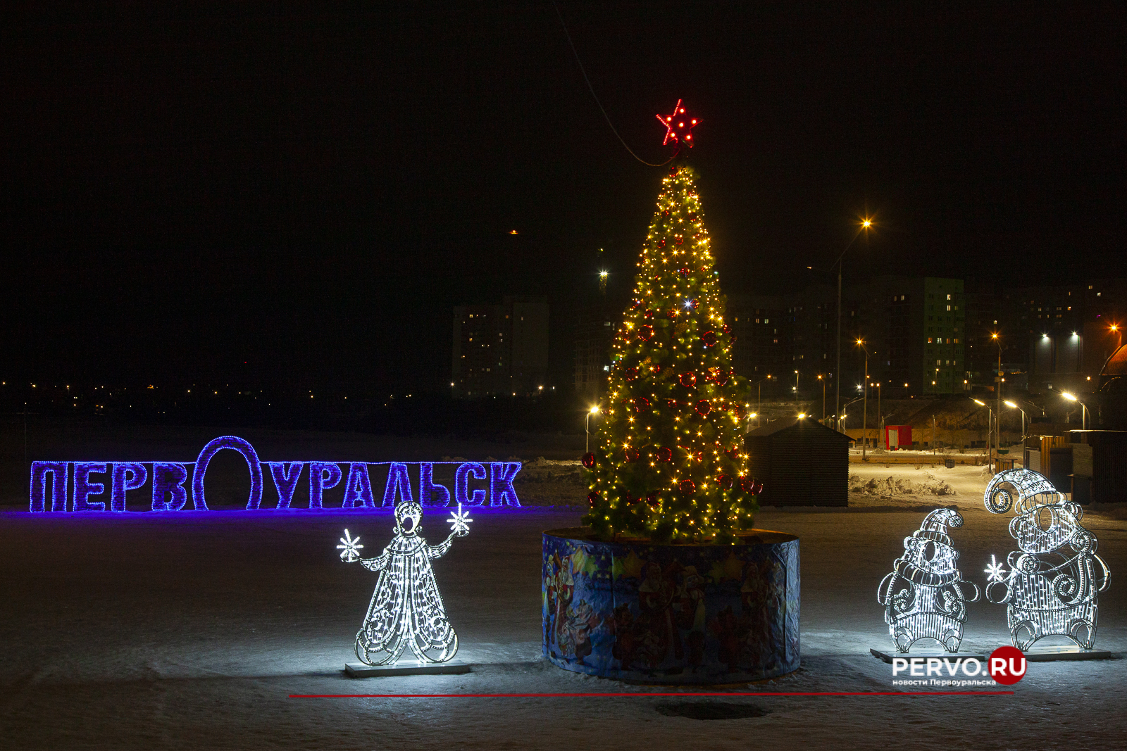 Улицы и общественные территории продолжают украшать к новогодним праздникам