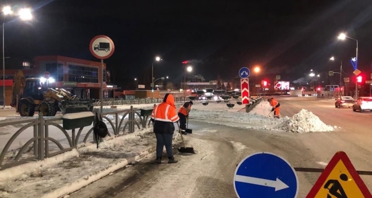 Коммунальные службы продолжают уборку города от ледяных оков и снега