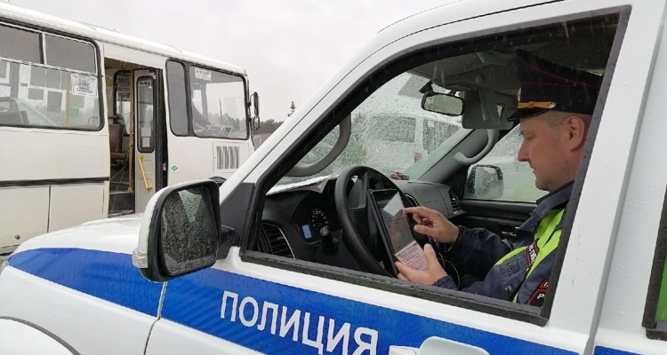 Сотрудники ГИБДД проводят рейды по контролю за перевозкой пассажирского