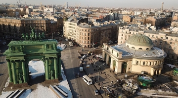 Полураздетую девочку нашли на станции метро Петербурга