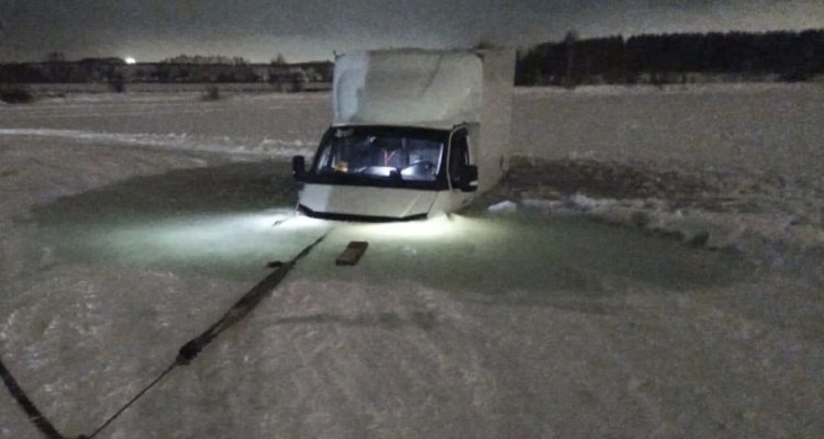 В Первоуральске любители дрифта утопили ГАЗель