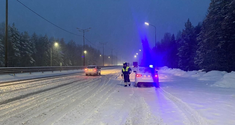 Состояние проезжей части на федеральной дороге заснеженное