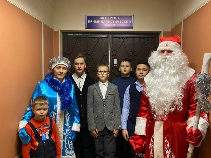 Полицейские Первоуральской полиции поздравляют детей