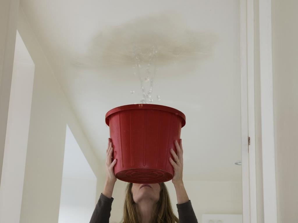 За потопы квартиры через крышу, первоуралочка отсудила у УК денежные средства