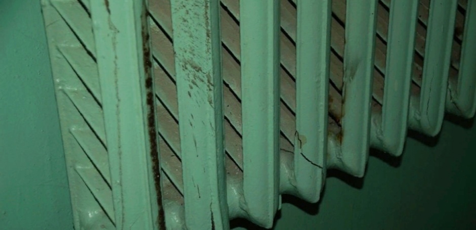 В Первоуральске в подъезде дома прорвало батарею