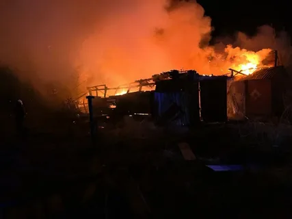 В Челябинской области на площади 3,6 тыс. кв. м горит кровля мебельной фабрики