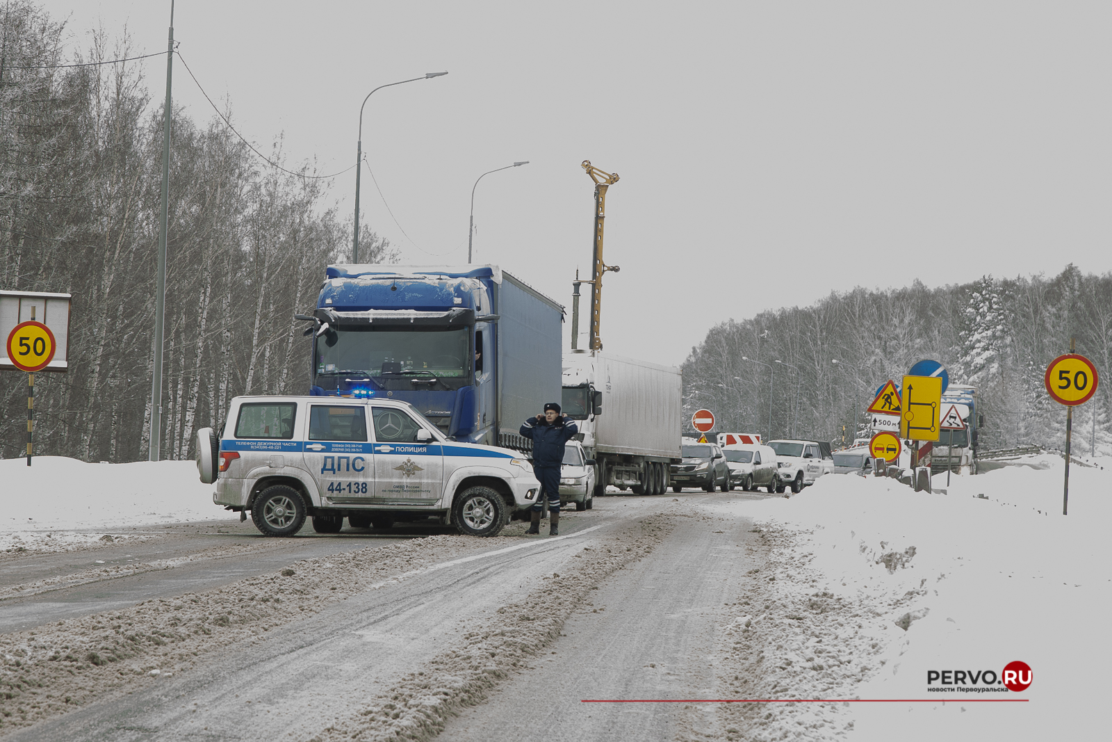 Сломанная фура парализовала движение на федеральной трассе