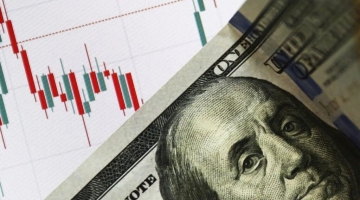 Курс доллара на закрытии торгов Мосбиржи снизился