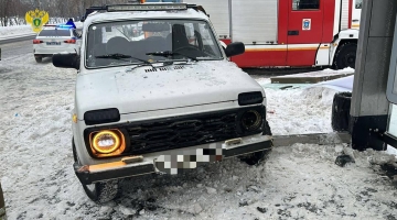 В Москве Lada Niva врезался в остановку с людьми, пятеро пострадали