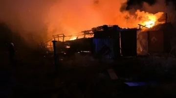 В Челябинской области на площади 3,6 тыс. кв. м горит кровля мебельной фабрики