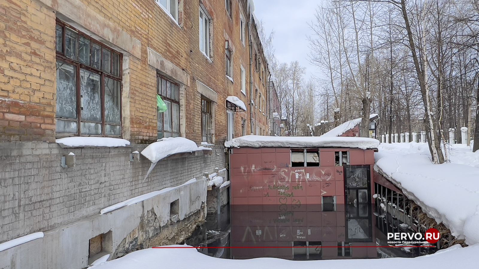 В Первоуральске жилой дом затопило фекалиями. Видео