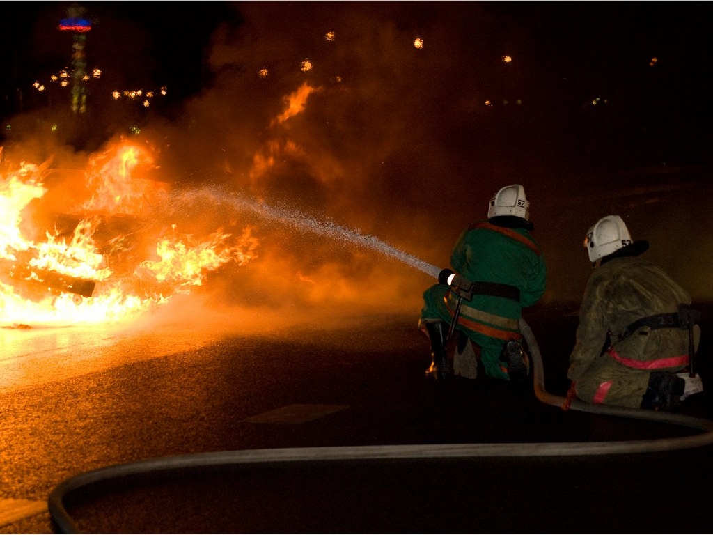 Ночью на проспекте Космонавтов сгорел Subaru Lancaster
