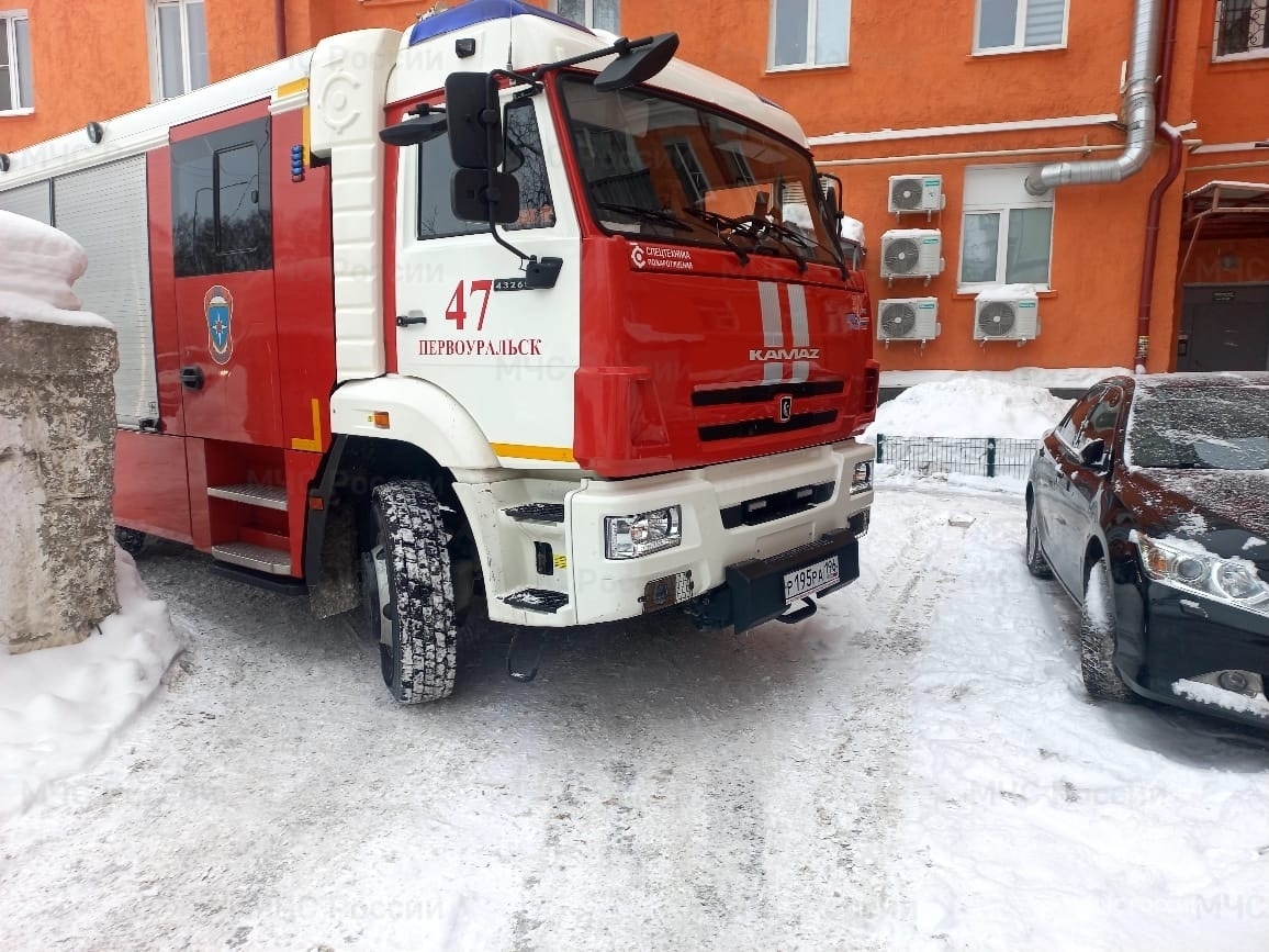 В Первоуральске сотрудники МЧС проверили проезды для пожарных машин