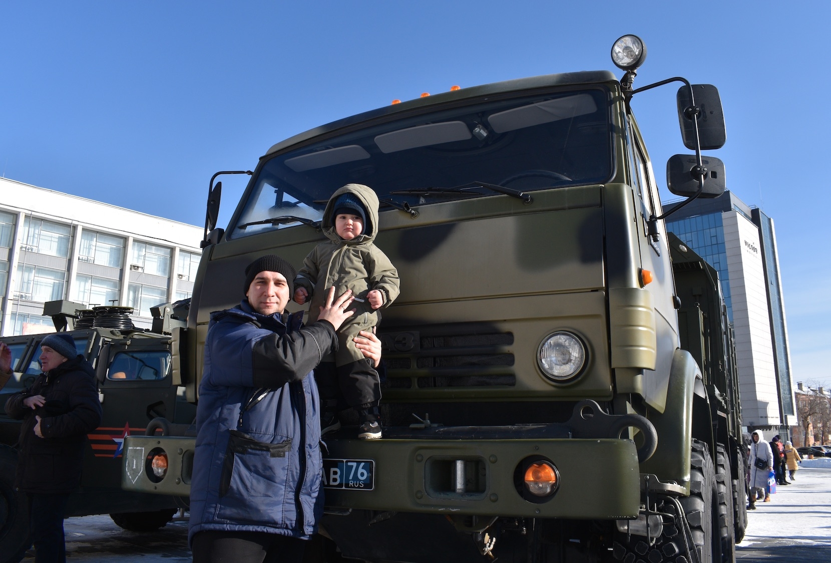 На площади Победы прошла выставка специальной военной техники