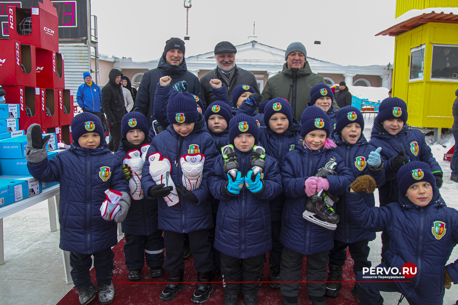 ПНТЗ вручил экипировку юным воспитанникам Академии хоккея с мячом