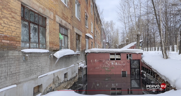В Первоуральске жилой дом затопило фекалиями. Видео