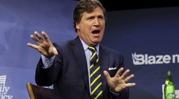 Автомобиль, предположительно с Карлсоном, отъехал от администрации президента