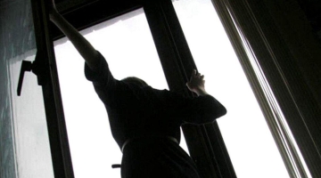 Российская школьница выпала с 16 этажа и выжила