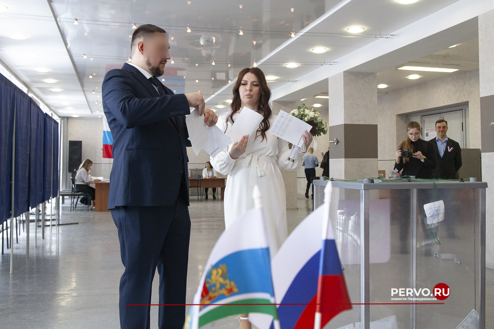 В Первоуральске молодожены отправились голосовать сразу после ЗАГСа