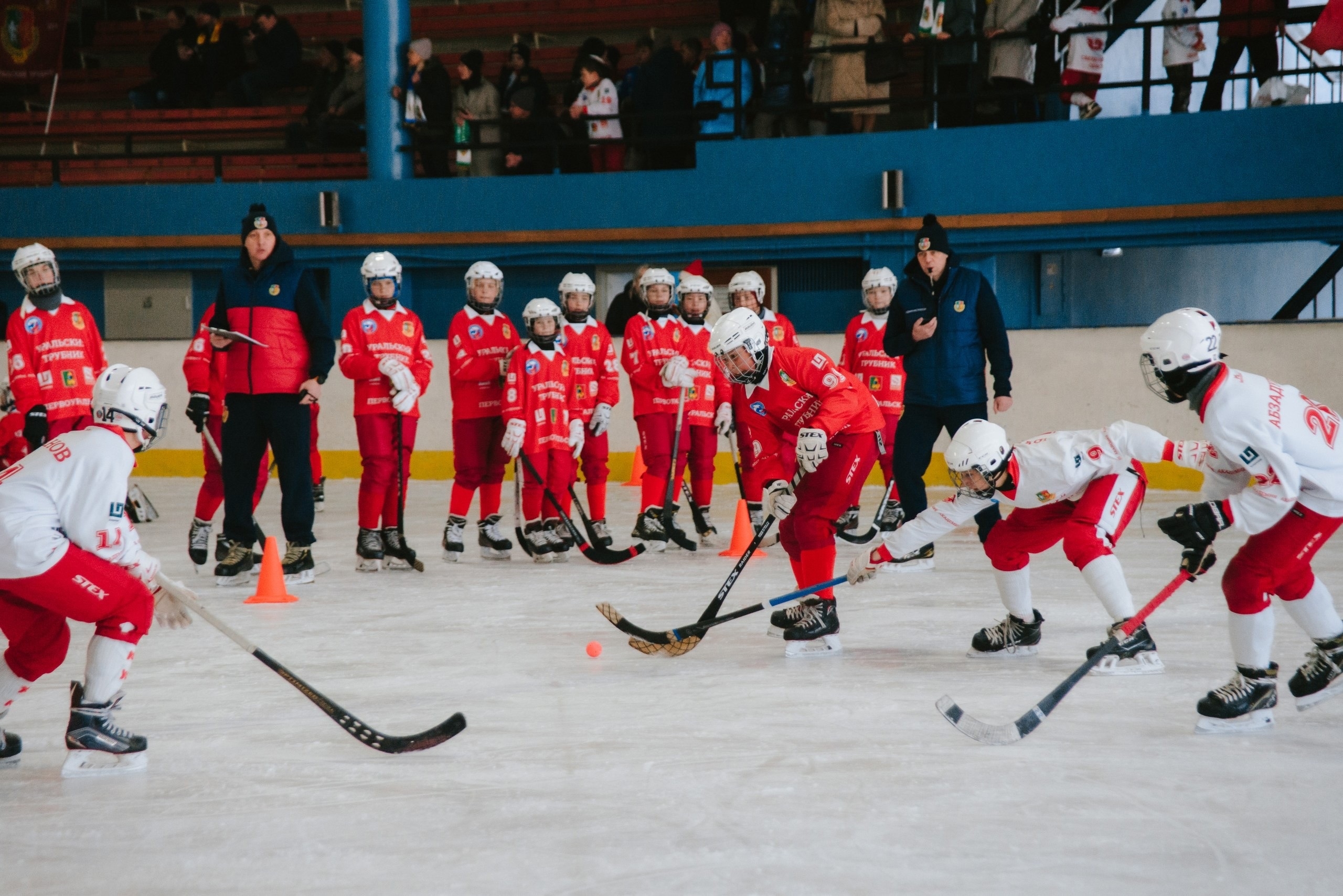 Тренера академии хоккея с мячом сыграли с учениками
