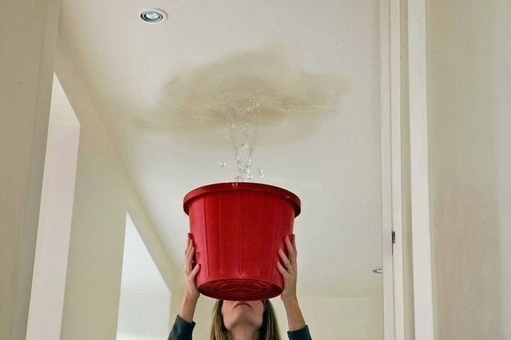 УК компенсировала ущерб жительнице более чем на 120 тысяч рублей за протечку крыши