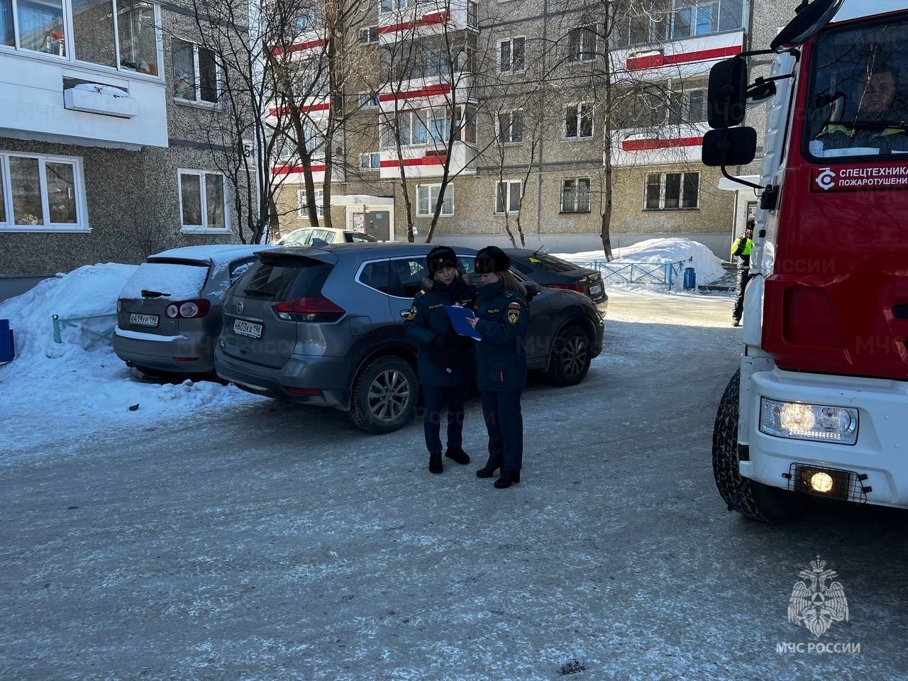 Огнеборцы проверяют доступность проезда по дворах многоквартирных домов