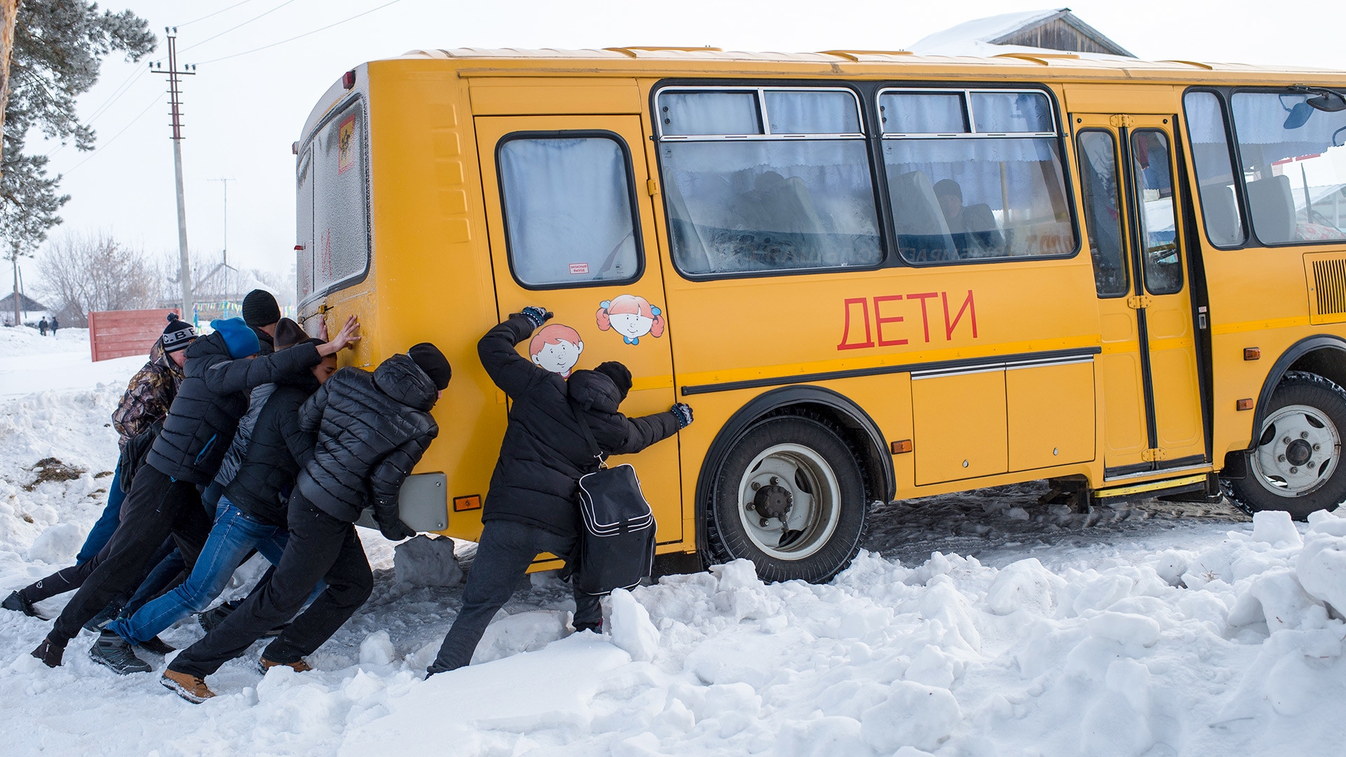 Автобусы зим. Автобус для детей. Толкают автобус. Люди толкают автобус.