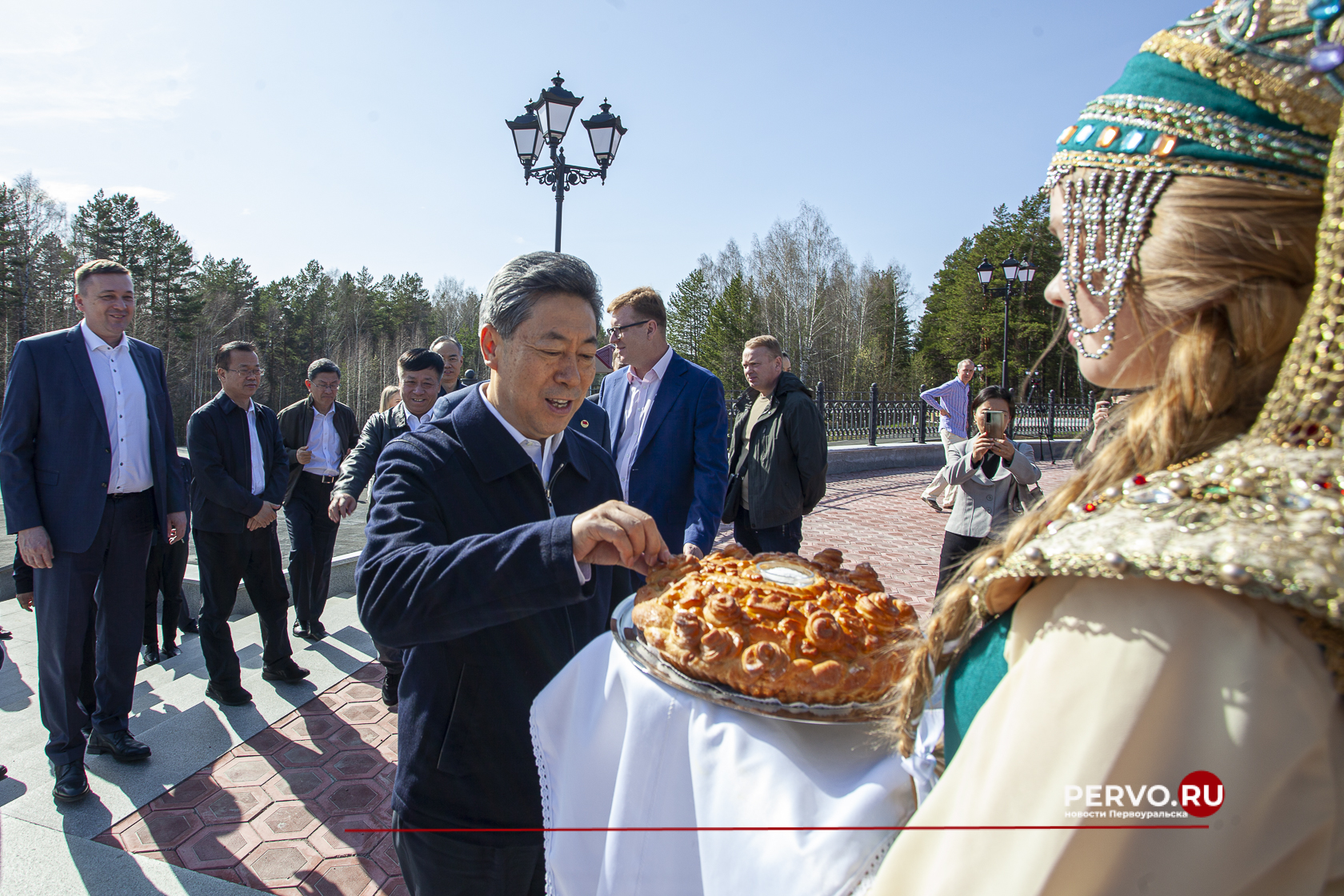 Делегация из Китая во главне с Чэнь Вэньцином посетила стелу «Европа-Азия»