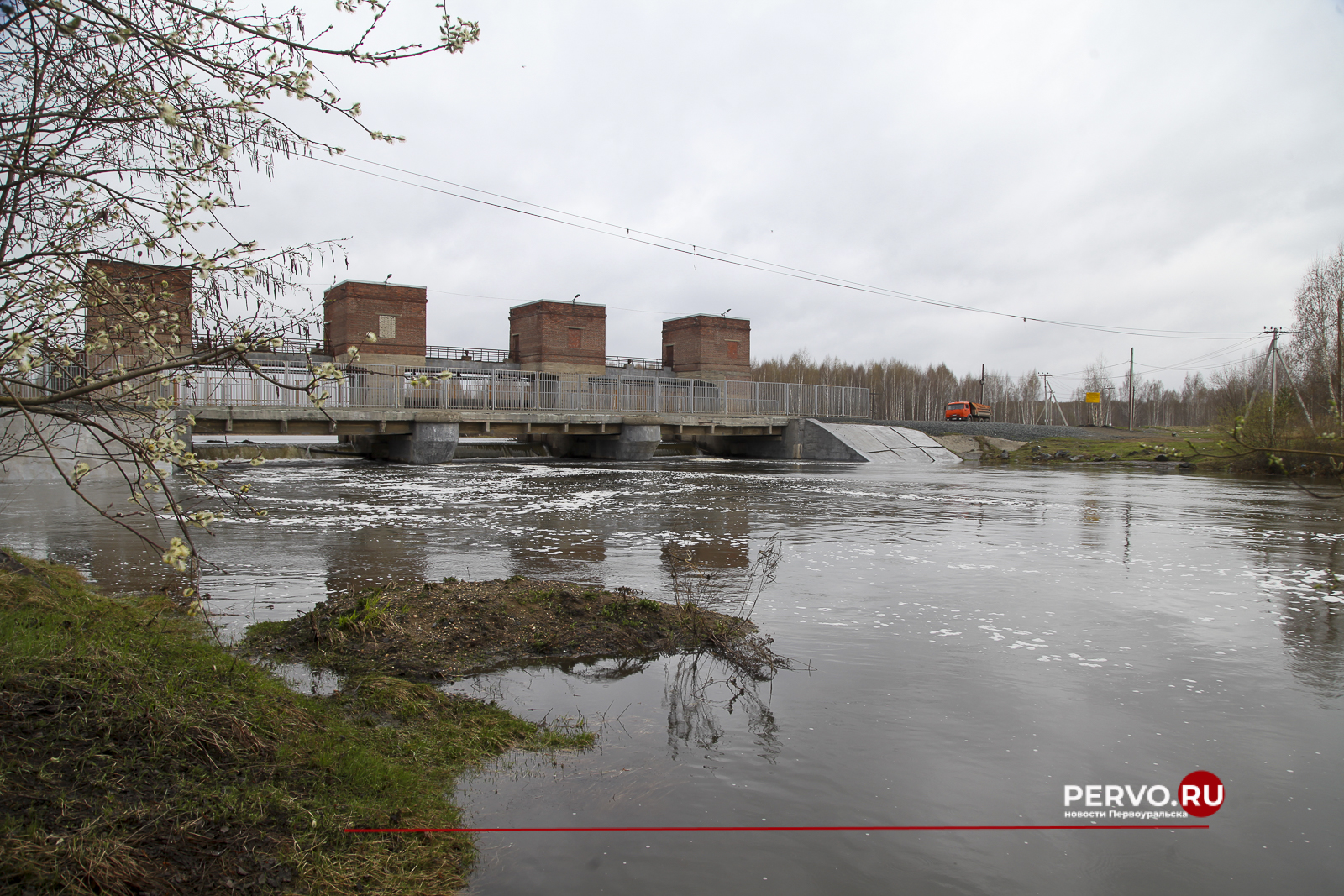 Сброс воды в Чусовую, из-за которой подтопило посёлок, остановлен. Видео |  24.04.2024 | Первоуральск - БезФормата