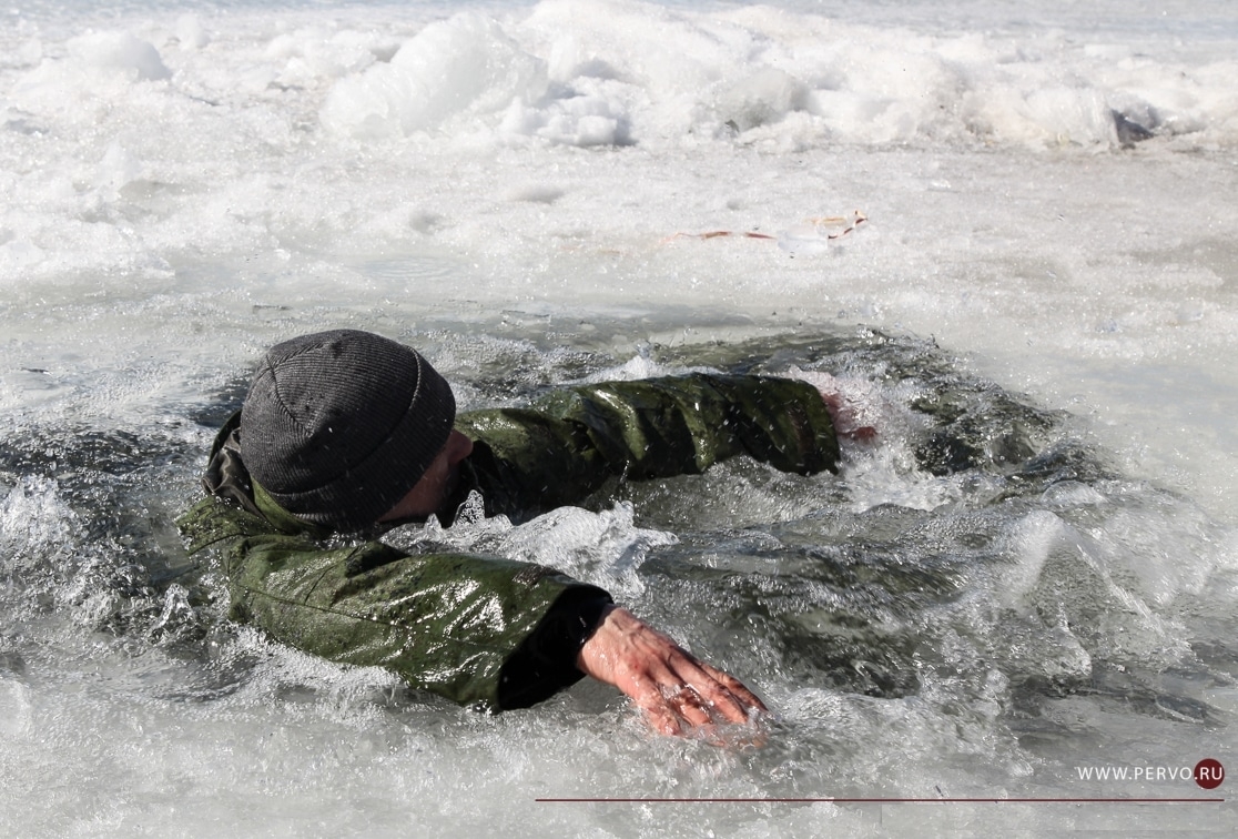 На водоемах начинается самый опасный период. Хрупкий лед