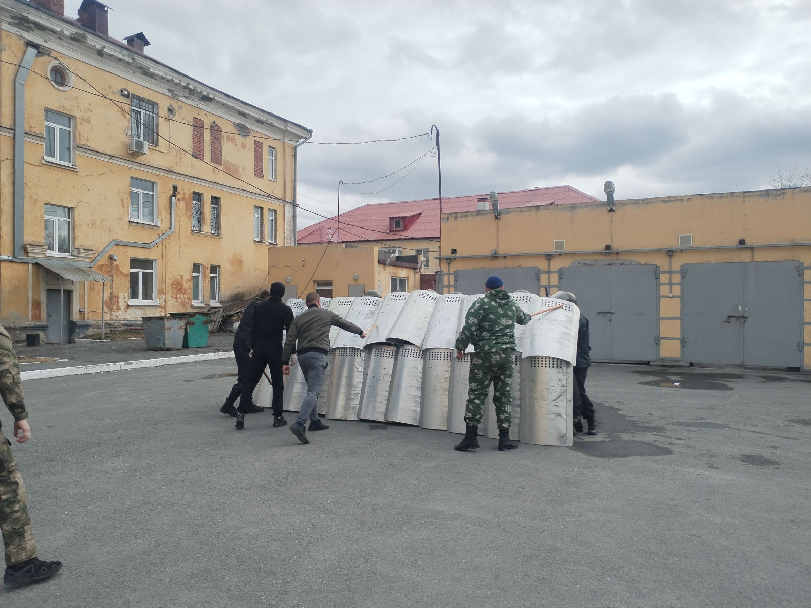 Первоуральские полицейские провели тренировку по пресечению массовых беспорядков