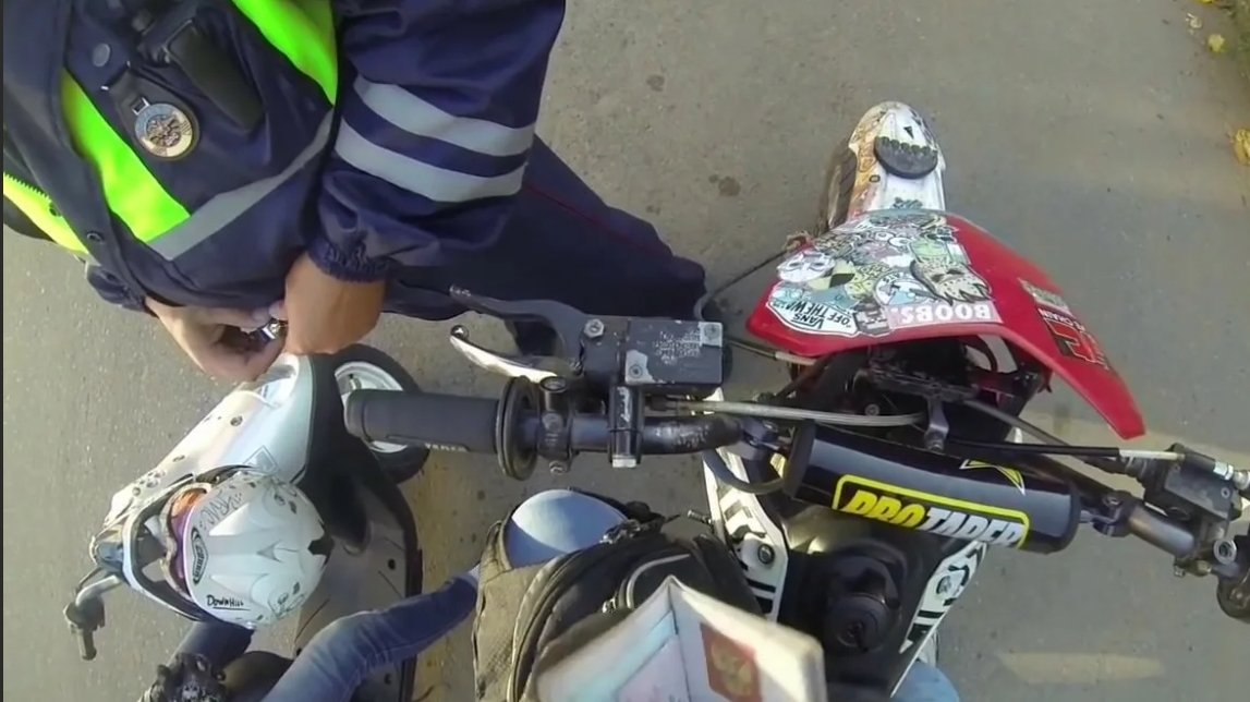 Четырнадцатилетние подростки на родительском питбайке гоняли по городу. Видео