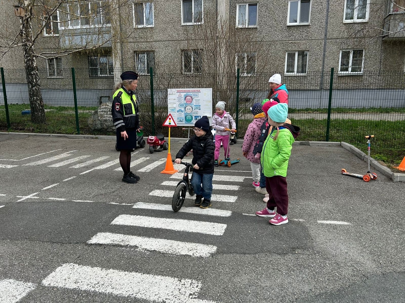 Сотрудники ГИБДД провели занятия с детьми на учебно-тренировочных перекрестках