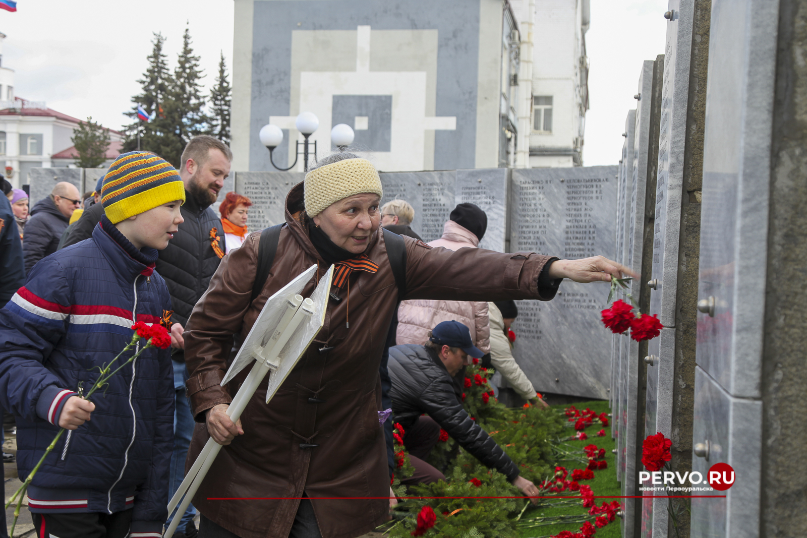 В Первоуральске у мемориала Новотрубникам-героям состоялась торжественная  церемония возложения цветов