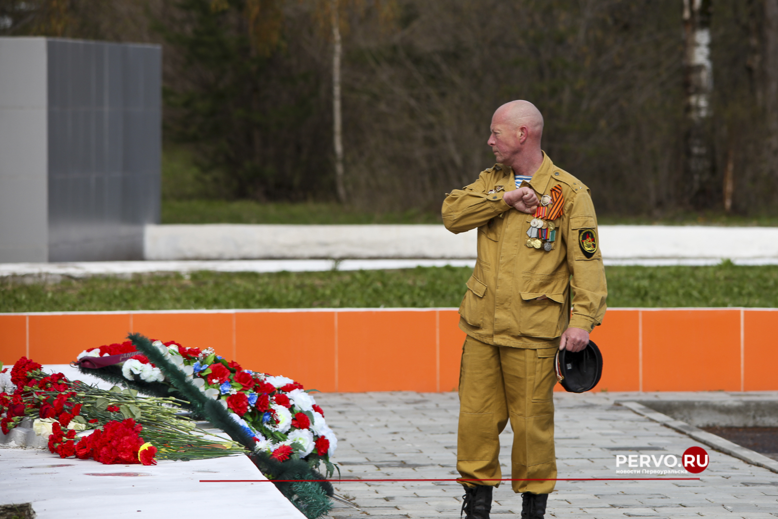 В честь Дня Победы у Мемориала славы возложили цветы | 09.05.2024 |  Первоуральск - БезФормата