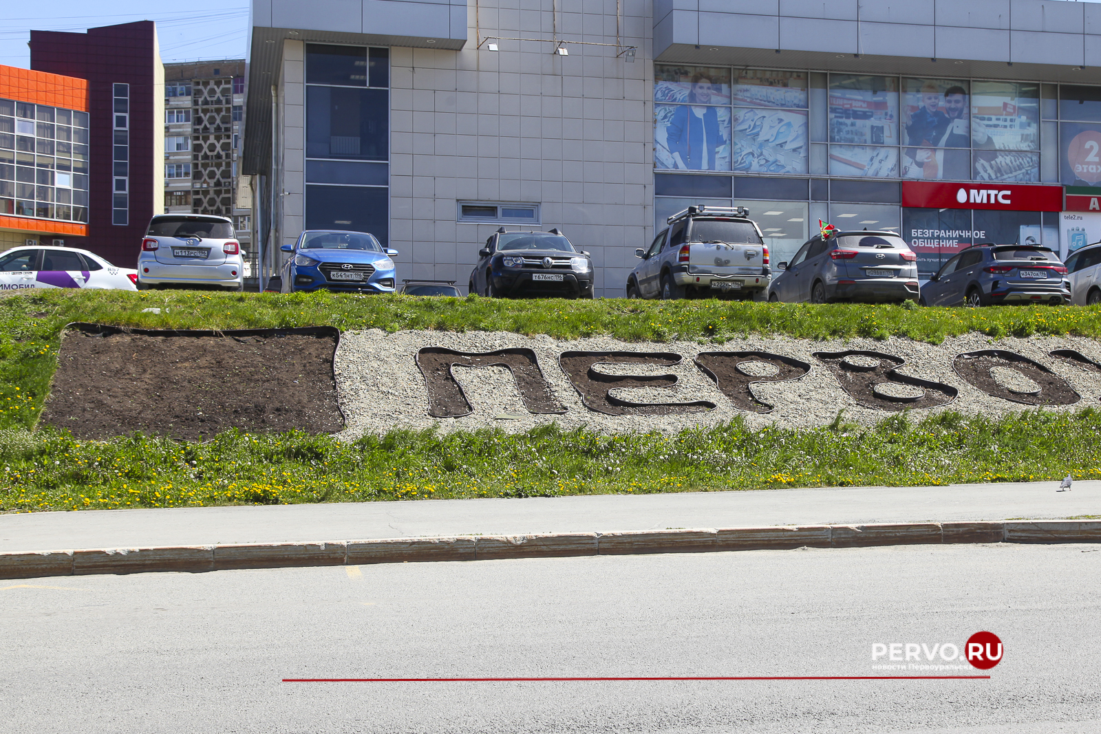 Рабочие начали готовить цветники и клумбы для высадки однолетних растений