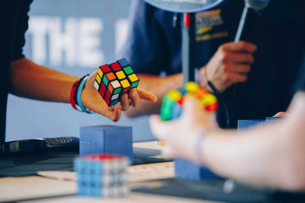 В городе прошли соревнования по скоростной сборке кубика Рубика