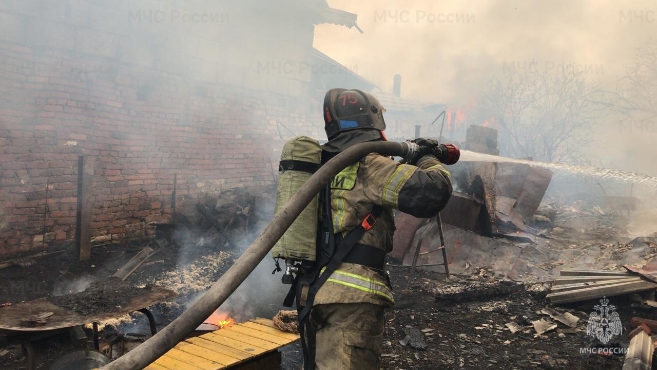 Пожар уничтожил строения на площади 506 квадратных метров