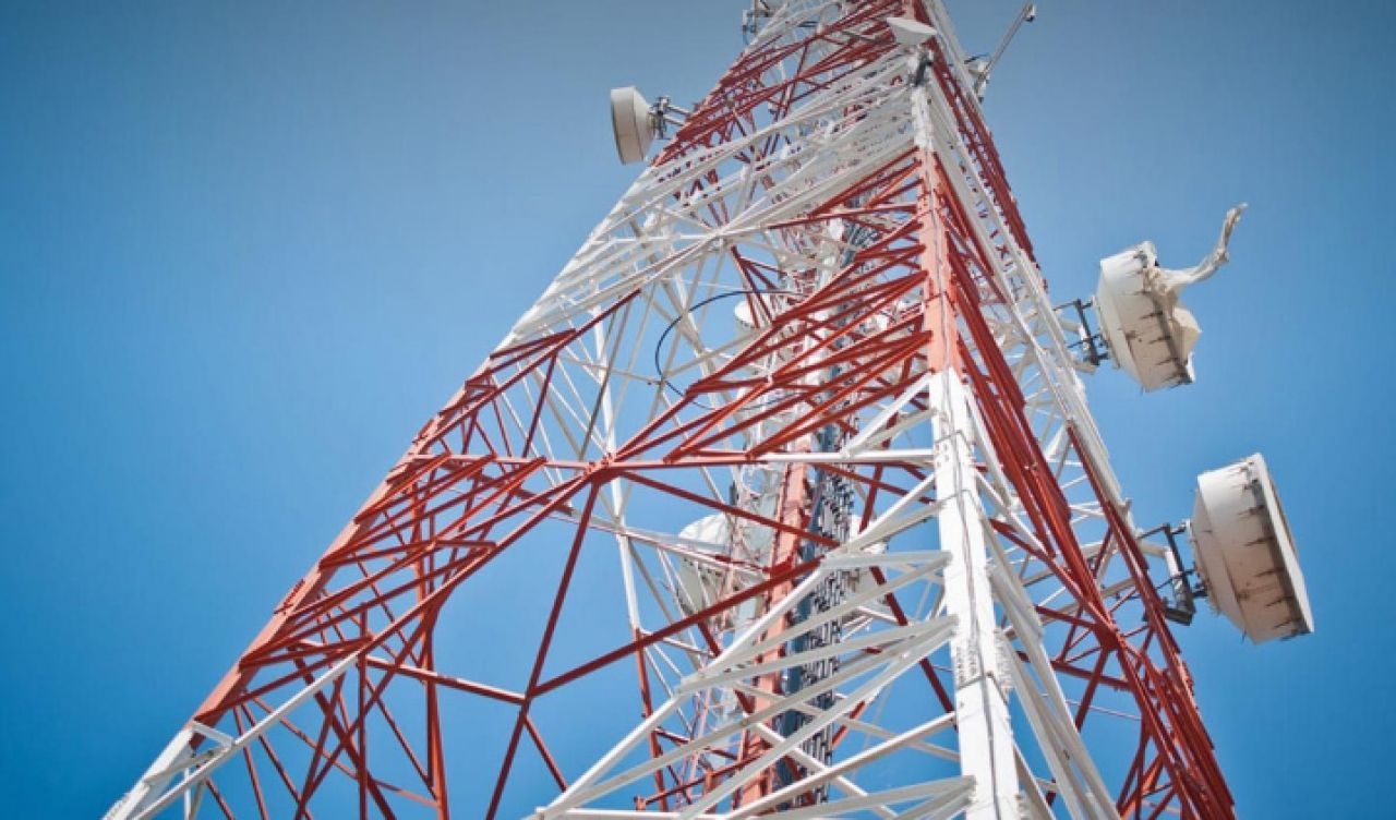 Проблемы с мобильной связью возникли из-за налипания снега на сотовые вышки