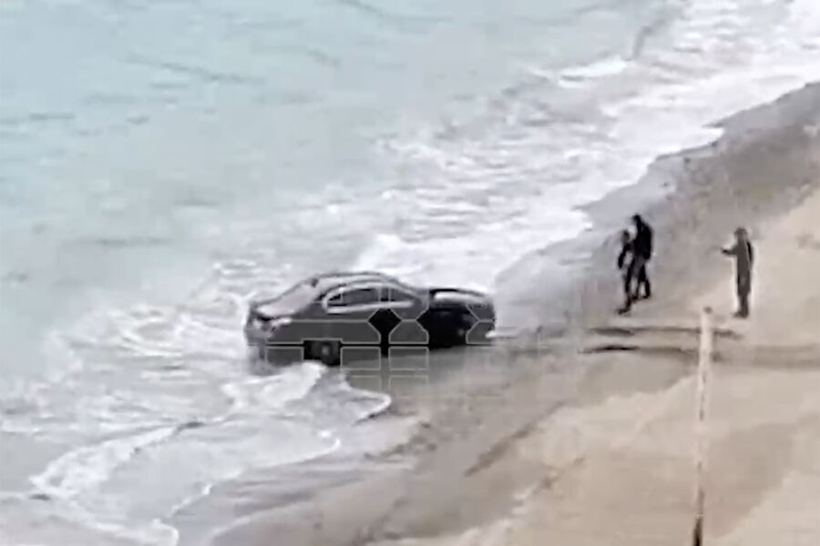 Пьяные российские туристы случайно утопили BMW в Черном море из-за фотосессии