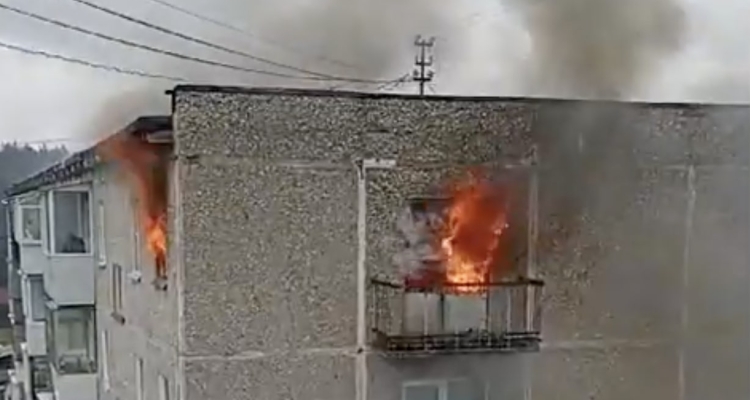 В посёлке Новоуткинск сгорела квартира. Видео