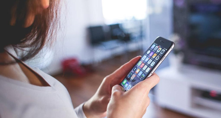 Разработано приложение, «раздевающее» девушек на фото