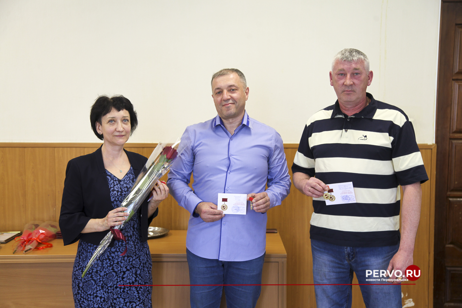 В администрации Первоуральска наградили волонтеров, оказывающих помощь участникам специальной военной операции